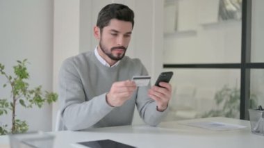 Genç Adam Smartphone 'da Çevrimiçi Ödeme Yapıyor