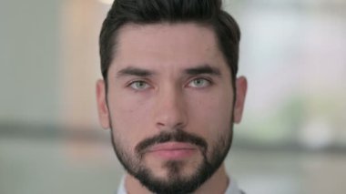 Kameraya bakan genç adama yaklaş.