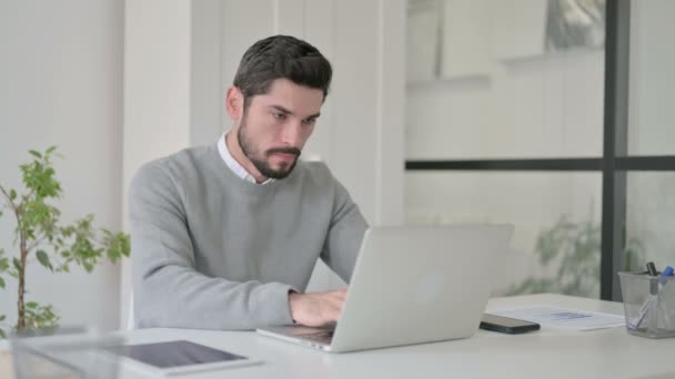 Jovem celebrando o sucesso ao usar o laptop no escritório — Vídeo de Stock