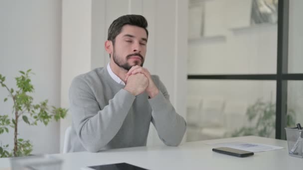Pensive jonge man denken tijdens het zitten in Office — Stockvideo