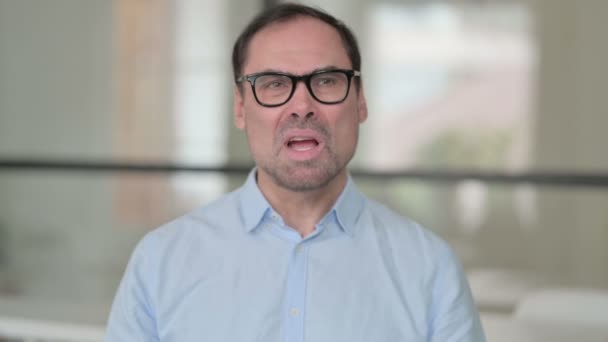 Portrait of Angry Middle Aged Man Screaming, Shouting — Stock Video