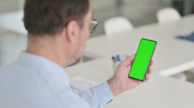 Yeşil Krom Anahtar Ekranlı Akıllı Telefonu Tutan Adam 