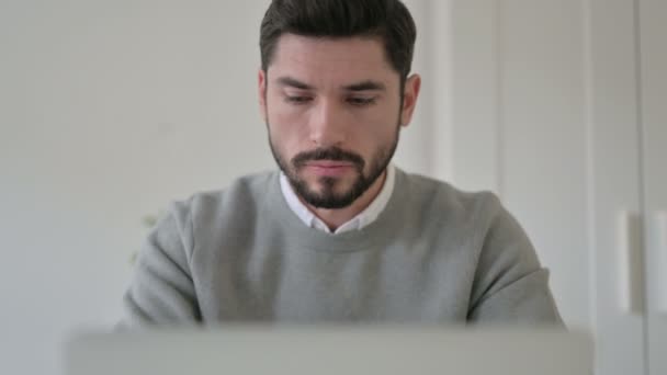 Porträtt av Ung Man Känsla Chockerad när du använder laptop — Stockvideo