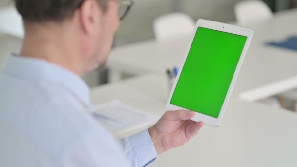 Homem de meia idade usando tablet com tela Chroma verde — Vídeo de Stock