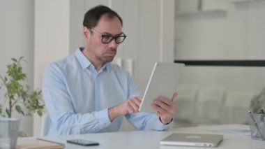 Orta Yaşlı Adam Ofiste Tablette Kayıp Var 