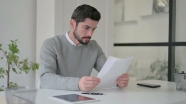 Ofisteki Belgeleri Okurken Başarıyı Kutlayan Genç Adam