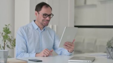 Ofisteki Orta Yaşlı Adam 'dan Tablet' e Görüntü Çağrısı 