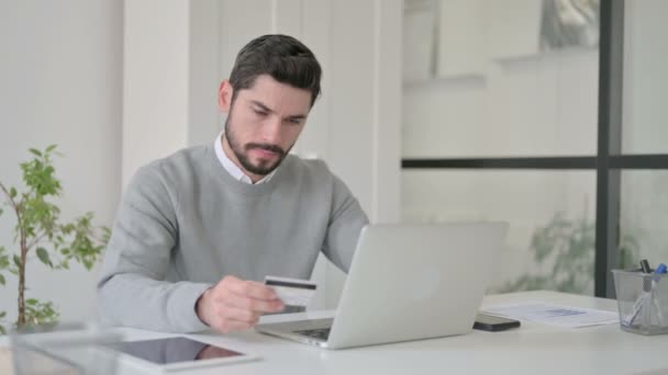 Junger Mann macht erfolgreiches Online-Bezahlen am Laptop — Stockvideo