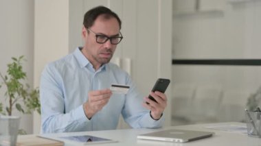 Smartphone 'da Çevrimiçi Ödeme Başarısızlığı Olan Orta Yaşlı Adam