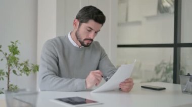 Genç Adam Ofiste Otururken Belgeleri Okuyor
