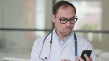 Orta Çağ Doktoru Akıllı Telefonla Konuşuyor