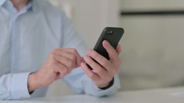 Smartphone kullanarak Orta yaşlı adamın ellerine yaklaş 