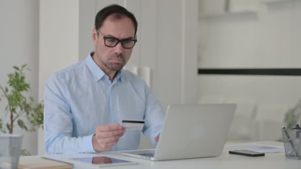 Człowiek w średnim wieku o płatności online niepowodzenie na laptopie — Wideo stockowe
