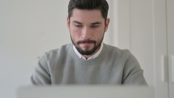 Portrét mladého muže reagujícího na ztrátu během používání notebooku — Stock video