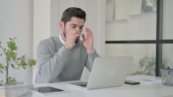 Νεαρός που έχει πονοκέφαλο ενώ εργάζεται στο Laptop — Αρχείο Βίντεο
