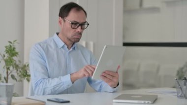 Ofiste Tablet kullanan Çekici Orta Çağ Adamı 