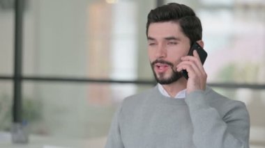 Akıllı telefondan konuşan genç adamın portresi
