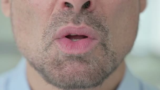 Gros plan sur la bouche de l'homme du Moyen Âge avec mal de dents — Video
