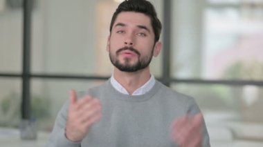 Çevrimiçi Video Konuşan Genç Adam Portresi