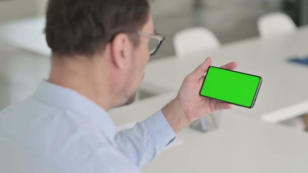 Mężczyzna gospodarstwa smartfon z zielonym kluczem Chroma ekranu — Wideo stockowe
