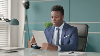 Ofisteki Tablette Başarıyı Kutlayan Afrikalı İşadamı 