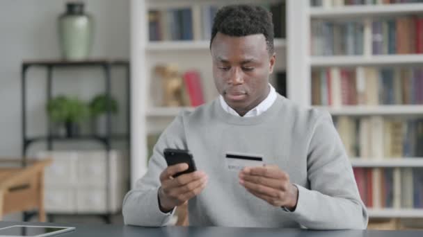 Hombre africano haciendo pago en línea en Smartphone — Vídeos de Stock