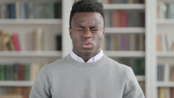 Porträt eines Afrikaners mit Kopfschmerzen — Stockvideo