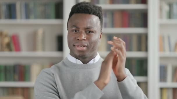 Porträtt Skott av lycklig afrikansk man klappning, applåderar — Stockvideo
