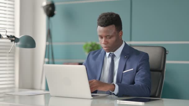 African Man z Laptop potrząsający głową jak tak znak — Wideo stockowe