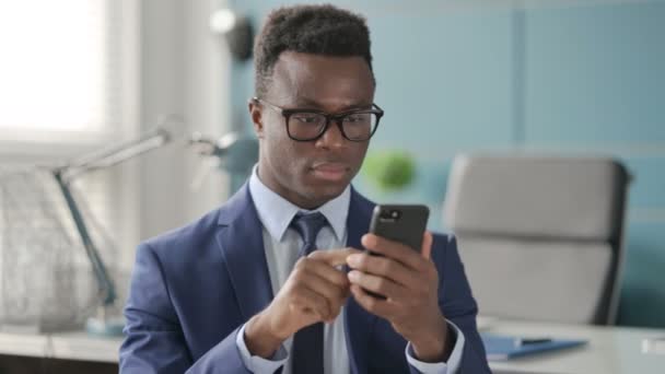 Portrét Afrického muže reagujícího na ztrátu na smartphonu — Stock video