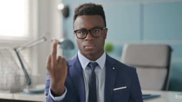 Öfkeli Afrikalı İşadamının Portresi Orta Parmak İşareti Gösteriyor — Stok video