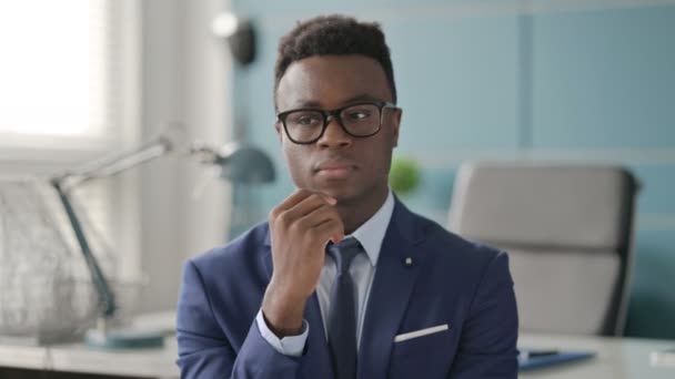 アフリカ人実業家思考の肖像 — ストック動画