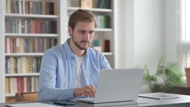 Man Shaking Head as Yes Sign while using Laptop — Αρχείο Βίντεο