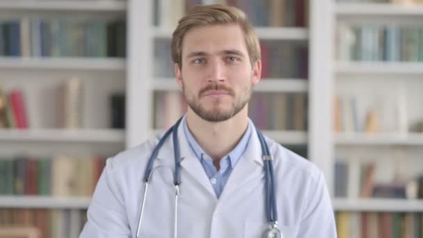 Portret lekarza Wyświetlono kciuki znak — Wideo stockowe