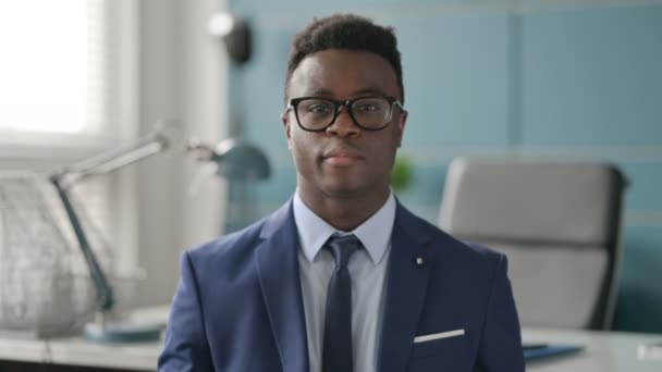 Portret van Afrikaanse zakenman schuddende hoofd als ja teken, goedkeuring — Stockvideo