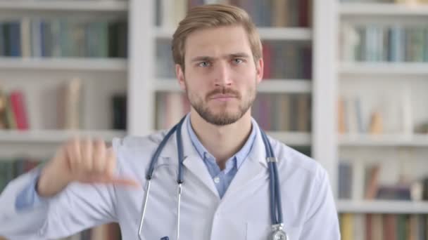 Портрет доктора, показывающий знак "Большой палец вниз" — стоковое видео