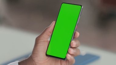 Yeşil Krom Anahtar Ekranlı Akıllı Telefonu Tutan Adam 