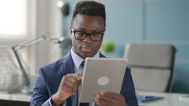 Ofiste Tablet kullanan Çekici Afrikalı Adam Portresi 