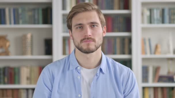 Πορτρέτο του θετικού ανθρώπου δείχνει OK Sign — Αρχείο Βίντεο
