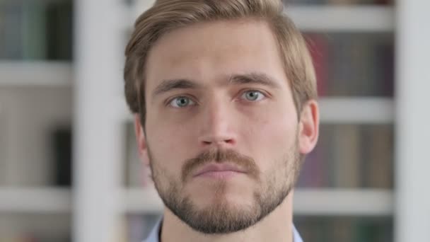 Close-up van gezicht van de mens kijken naar de camera — Stockvideo