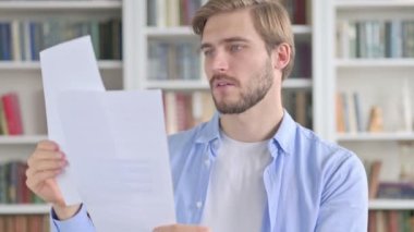 Belgeleri Okuyan Başarılı Adam Portresi