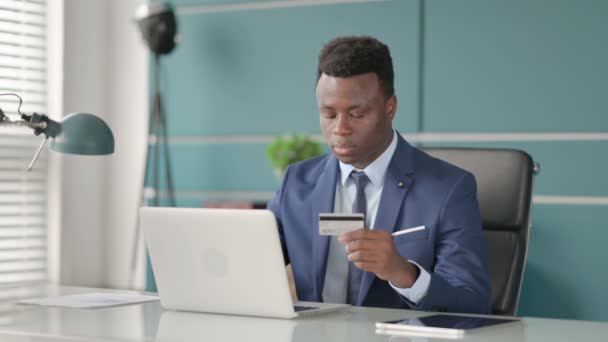 Afrikaanse zakenman maakt succesvolle online betaling op laptop — Stockvideo