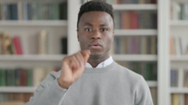 Çevrimiçi Video Konuşan Afrikalı Adamın Portresi
