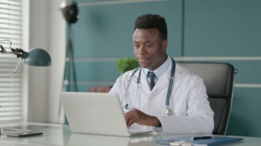 Ofisteki dizüstü bilgisayardan Afrikalı Doktor konuşuyor. 