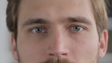 Kameraya bakan adamın yanıp sönen gözlerine yaklaş