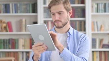 Ofisteki Tablette Kutlanan Adamın Portresi 