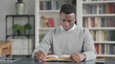 Afrikalı Adam Kütüphanede Otururken Kitap Okuyor