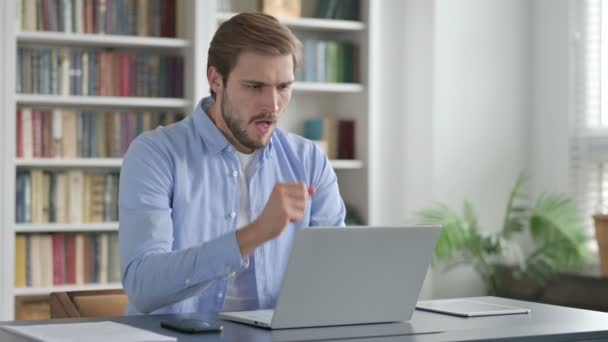 Hombre tosiendo mientras usa el ordenador portátil en la oficina — Vídeo de stock