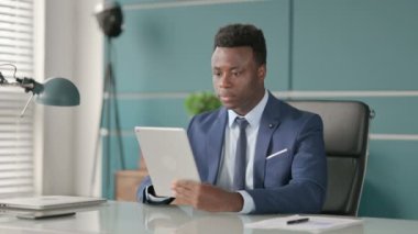 Afrikalı İşadamı Ofisteki Tablet 'e Video Çağrısı Yapıyor 