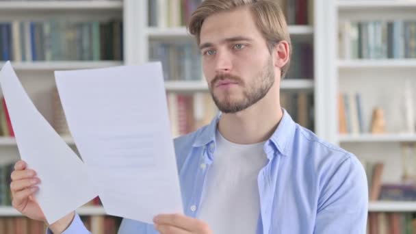 Portret mężczyzny Czytanie dokumentów w biurze — Wideo stockowe